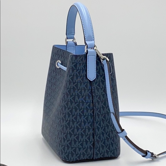MICHAEL KORS SURI MEDIUM BUCKET MESSENGER LT SKY - Picture 4 of 15